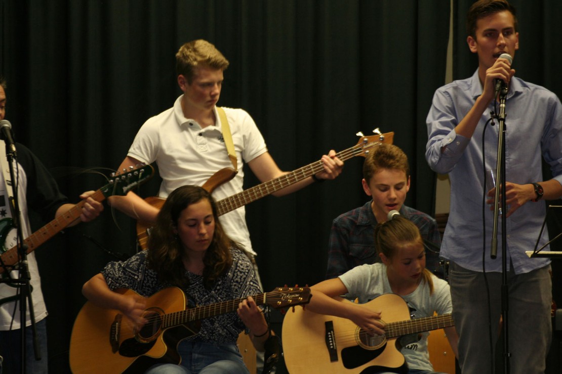 Oudere jeugd op gitaar, basgitaar, piano en zang