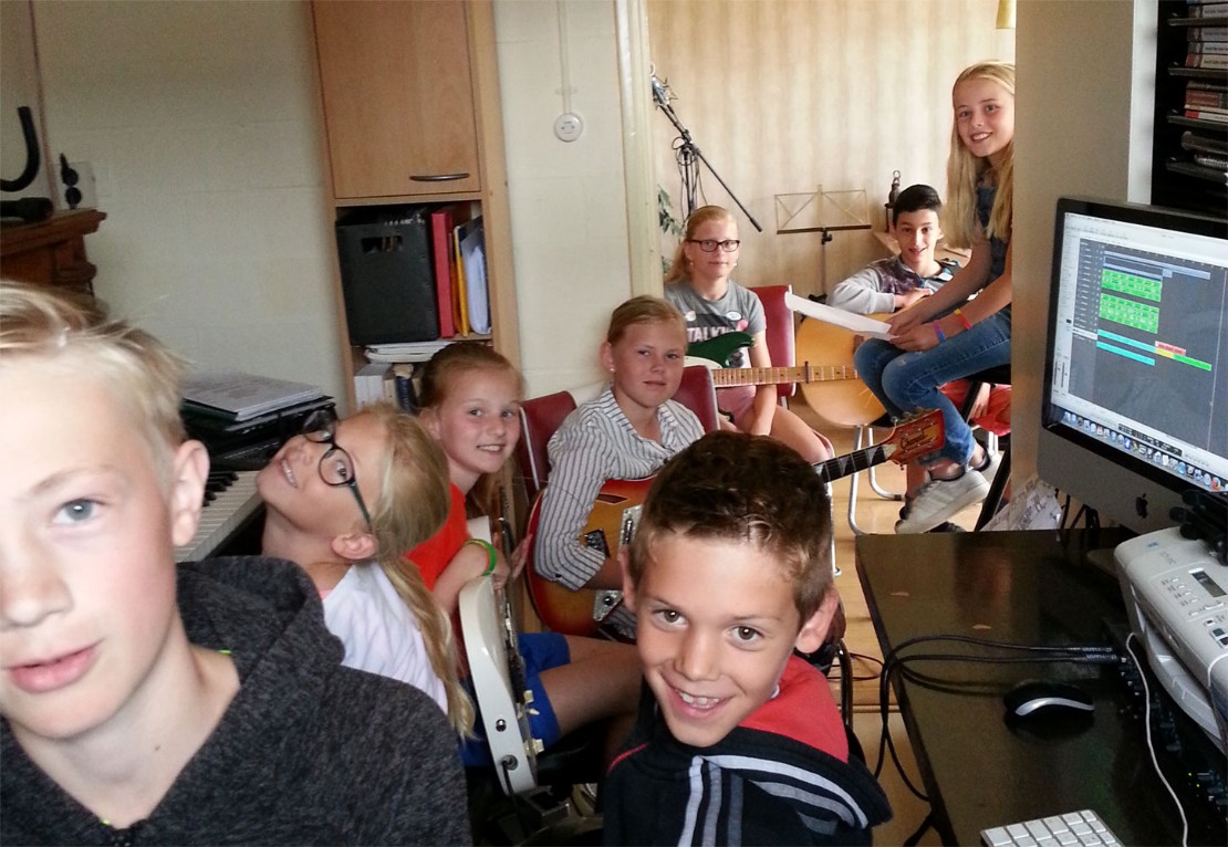 Samen op de foto tijdens de band repetities