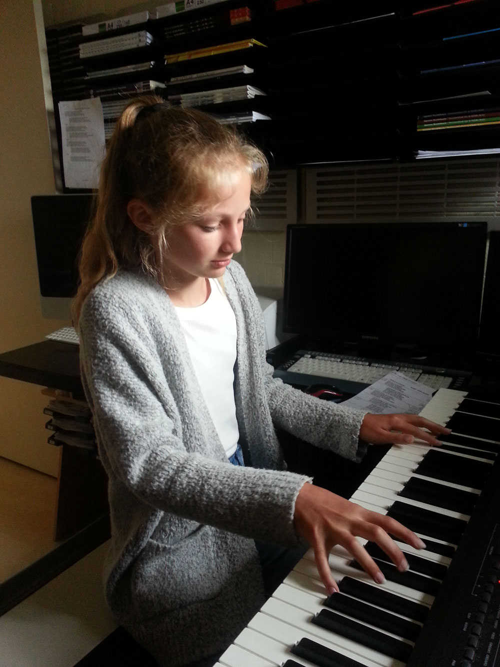 Hiske op piano