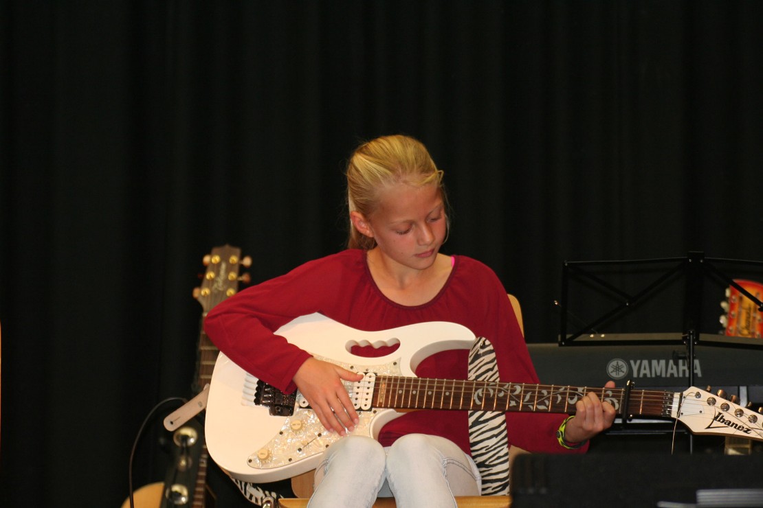 Maaike op gitaar