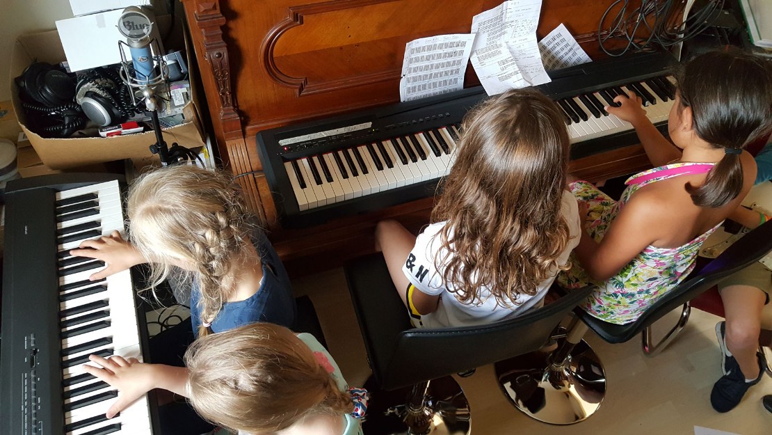 Gezellig muziek maken achter de piano