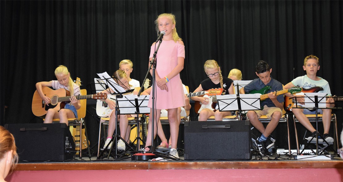 Mooi optreden met gitaar, piano en zang